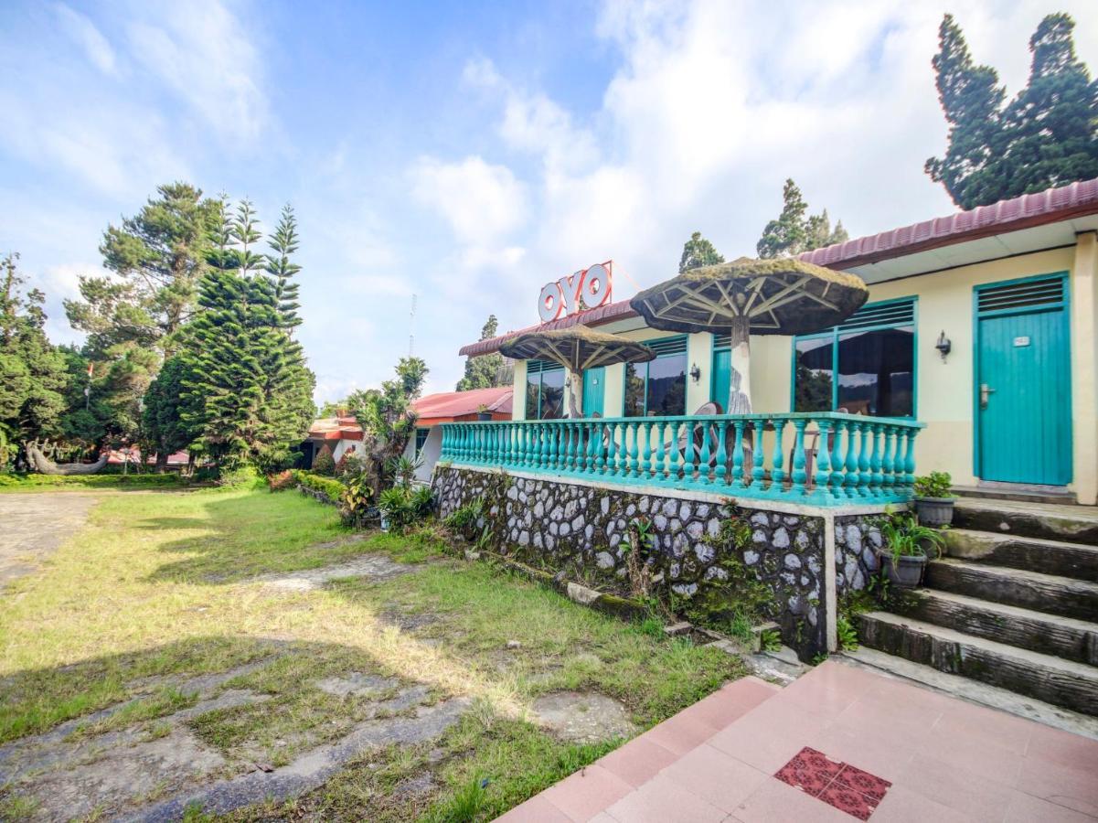 Oyo 2322 Dien Karona Hotel Berastagi Esterno foto