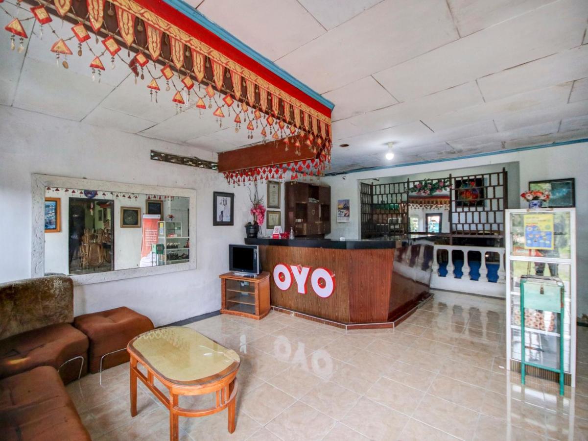 Oyo 2322 Dien Karona Hotel Berastagi Esterno foto