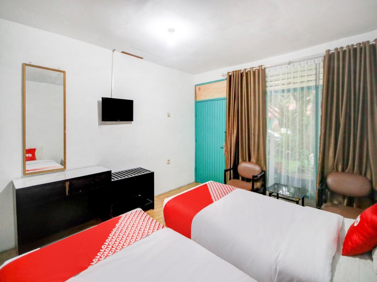 Oyo 2322 Dien Karona Hotel Berastagi Esterno foto