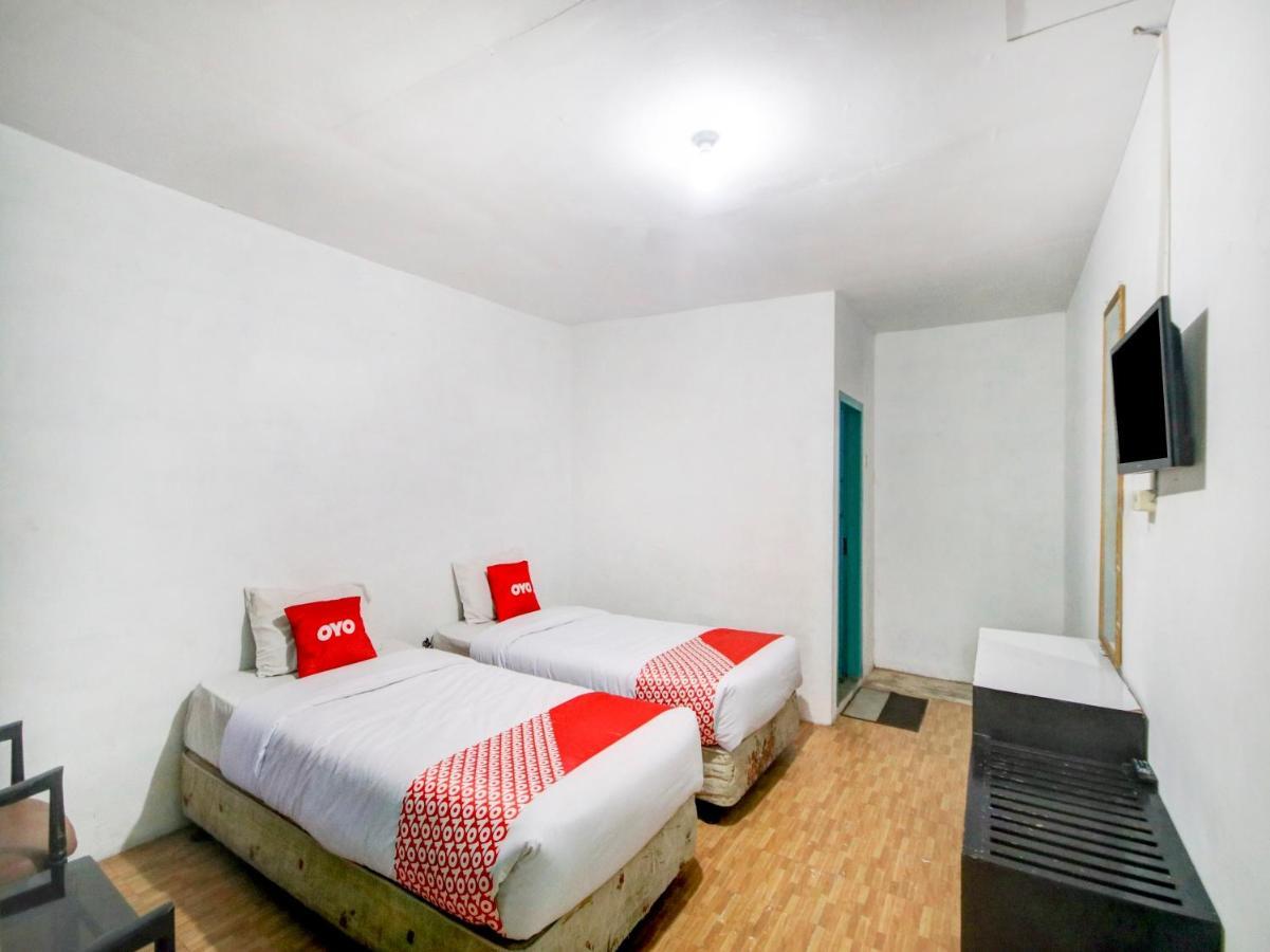 Oyo 2322 Dien Karona Hotel Berastagi Esterno foto