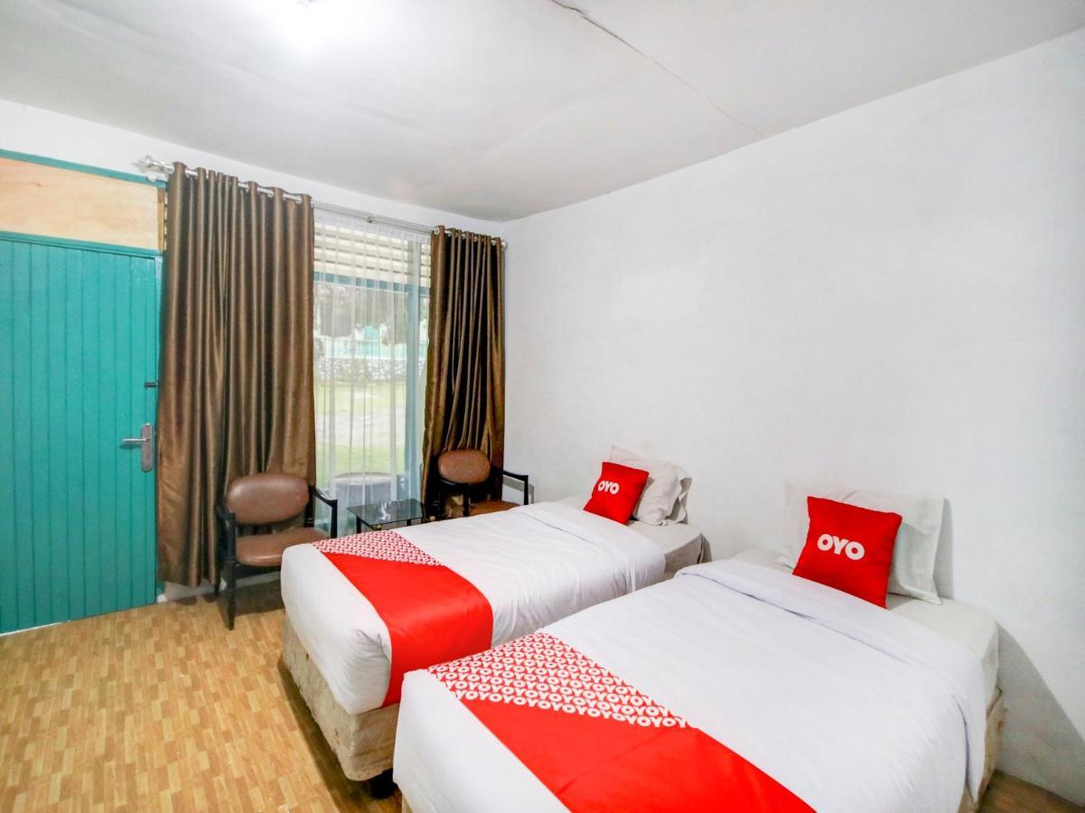 Oyo 2322 Dien Karona Hotel Berastagi Esterno foto
