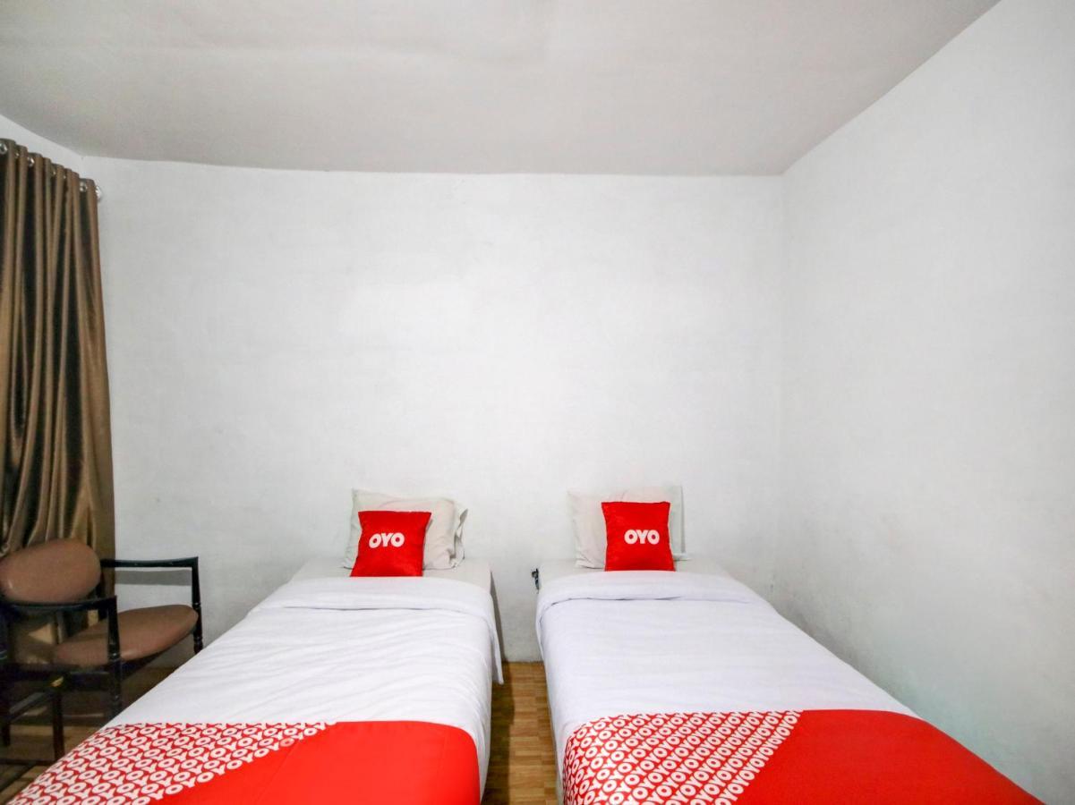 Oyo 2322 Dien Karona Hotel Berastagi Esterno foto