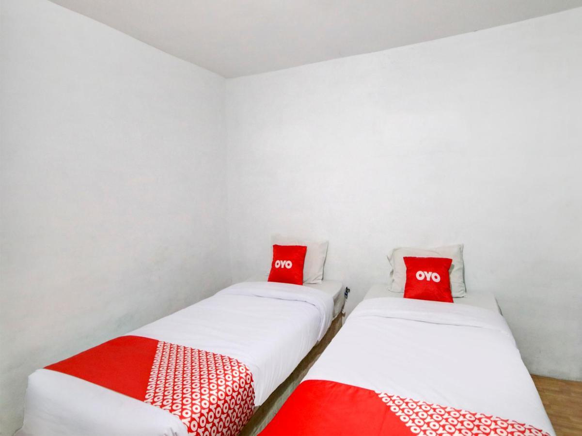 Oyo 2322 Dien Karona Hotel Berastagi Esterno foto